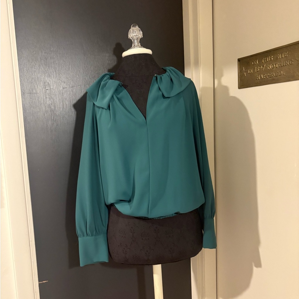 Zara Forrest Green Collared Women's Blouse with Button Cuffs 💜